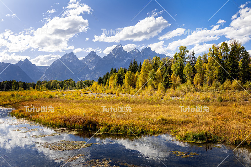 从Schwabacher Landing on the Snake River眺望大提顿山脉。大提顿国家公园，怀俄明州，美国。