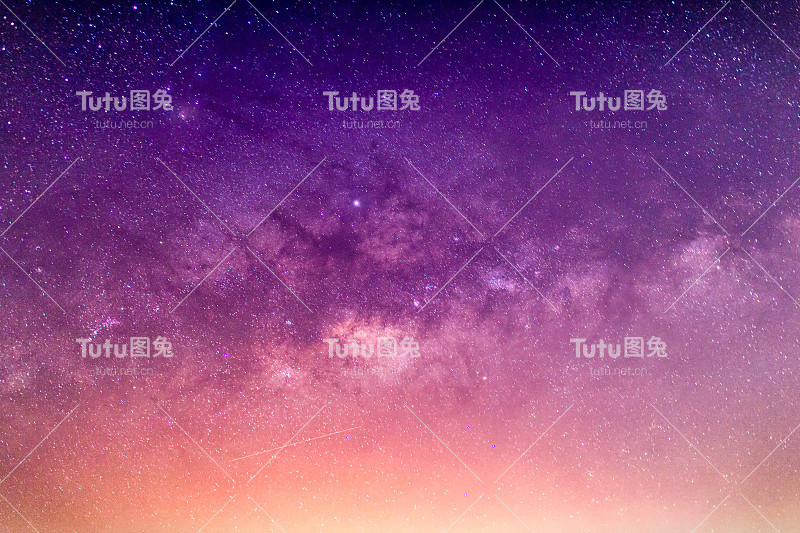 银河系中有恒星和宇宙尘埃