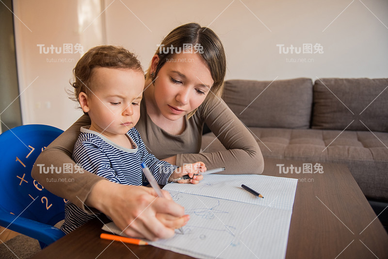 母亲为孩子上幼儿园做准备