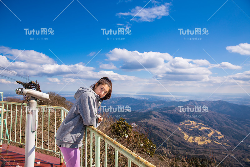 年轻女子在山上观察点的肖像