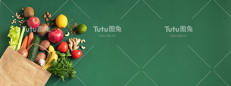 购物或送水果和蔬菜