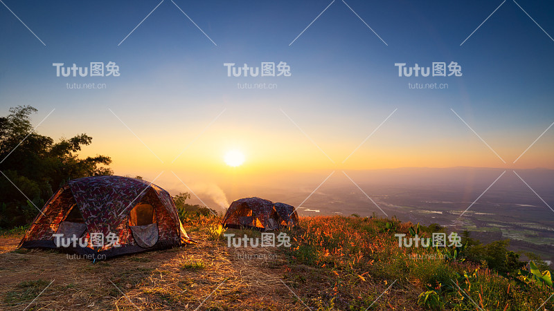 日出或日落的风景在国家公园的帐篷。概念露营或野餐与生态度假