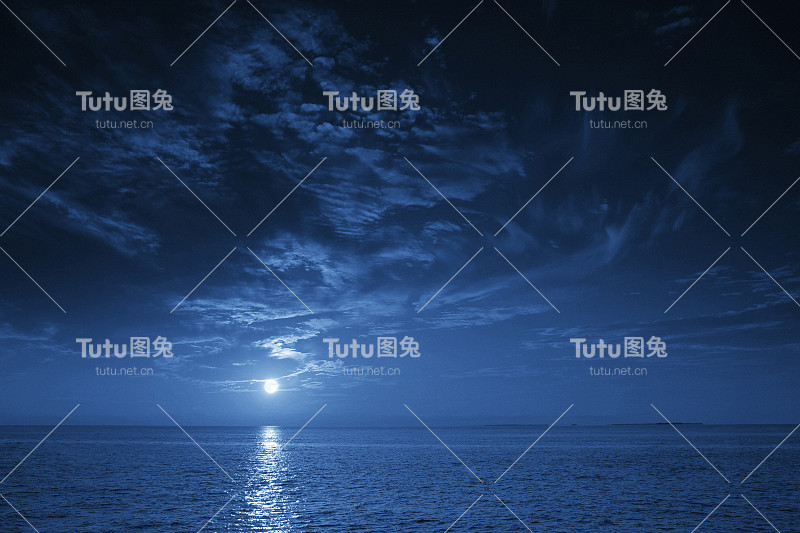 明亮的满月升起在一个平静的海景