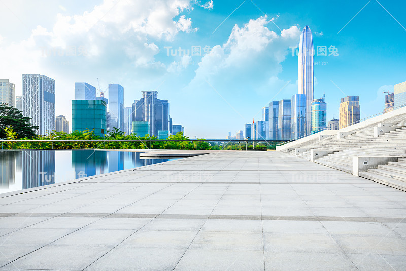 中国深圳的空置楼层和城市商业建筑场景。