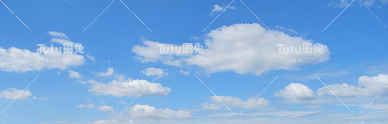 蓝色天空的渐变与各种形状的云