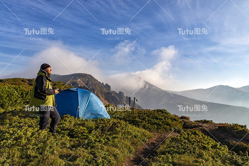 快乐的山顶徒步者。旅行癖中的社交距离。