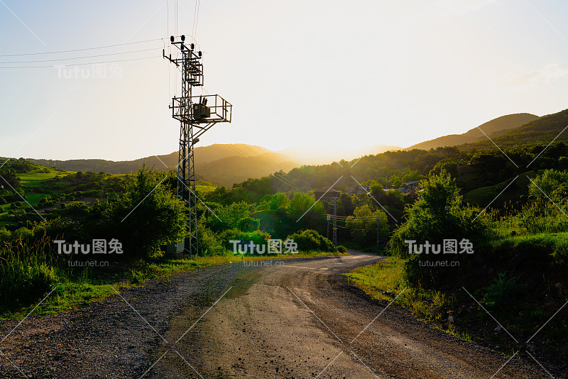 土耳其，安卡拉，Kizilcahamam，在路边用变压器观看日落中的村庄