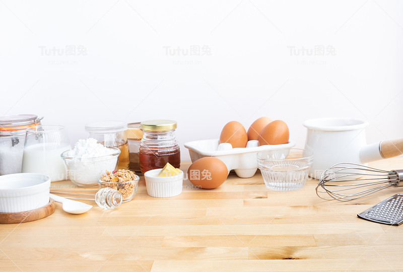 选择性地关注木材。用配料和桌子的空间做早餐或烘焙