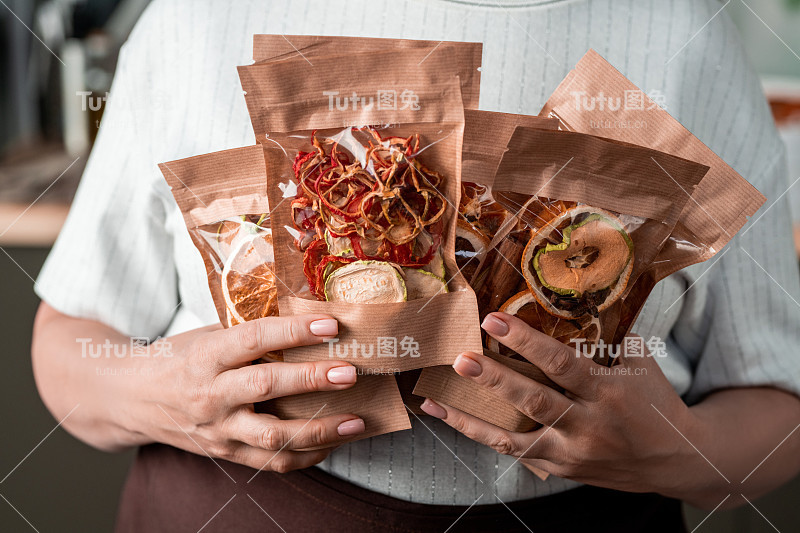 家庭主妇手里拿着几包自制干果