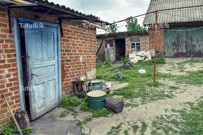 乌克兰贫穷的农村住宅庭院，砖砌建筑。生活理念在乌克兰村庄，一个简单的老住宅