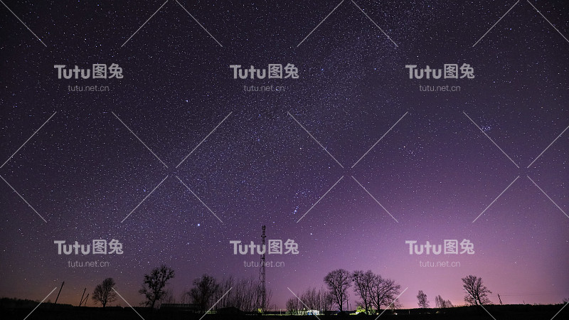 真正的夜空星星与电信手机塔或天线景观。自然星空与银河之上的乡村景观在白俄罗斯