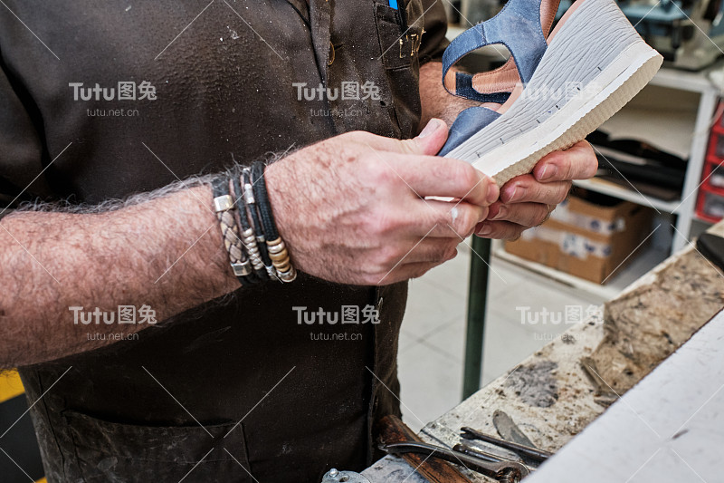 鞋匠在他的鞋店工作