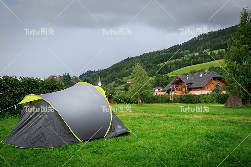 在奥地利阿尔卑斯山露营