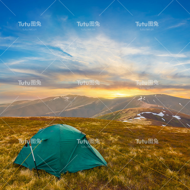 晚上在山里露营