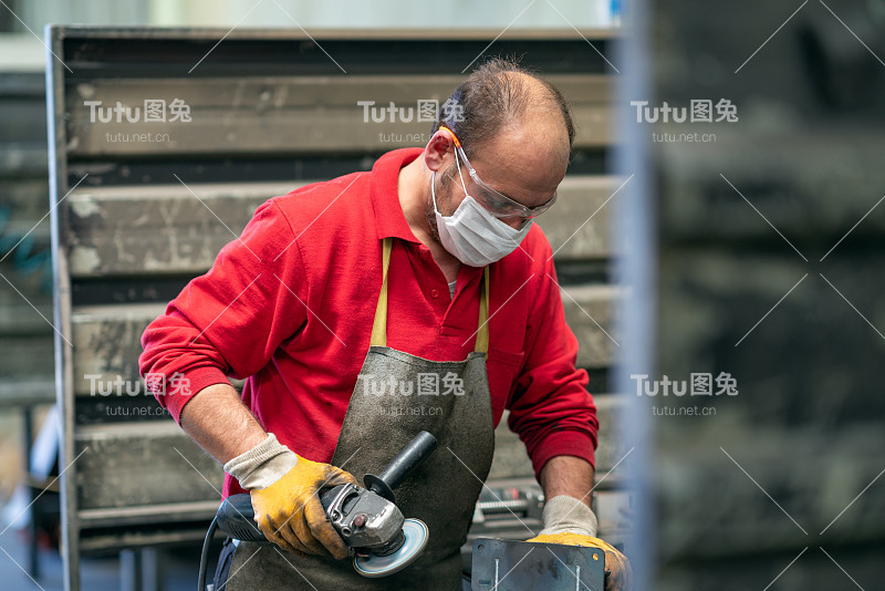 工人在工厂工作
