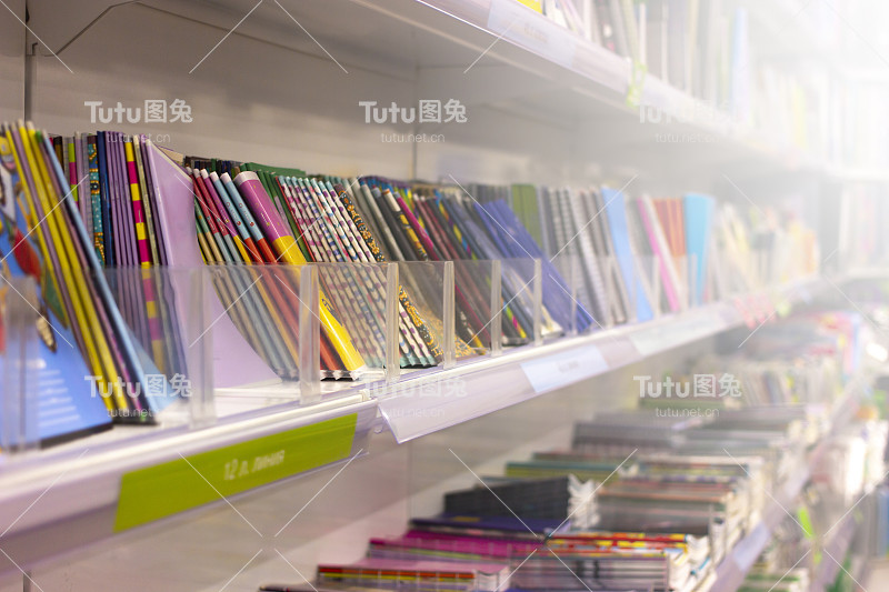 商店货架上有不同的笔记本存货。为上学或学习做准备。