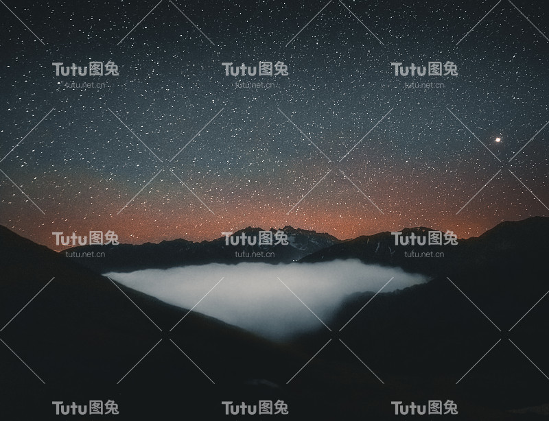 从云端俯瞰的夜景和山景