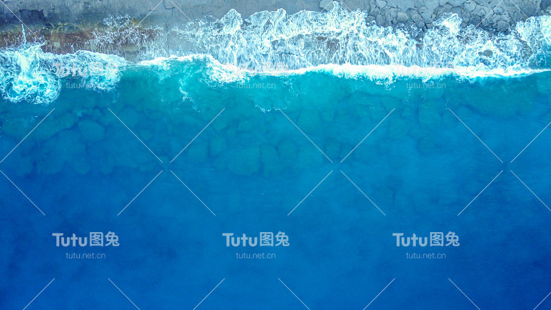鸟瞰图与海浪在日出。正上方是海上摄影机。