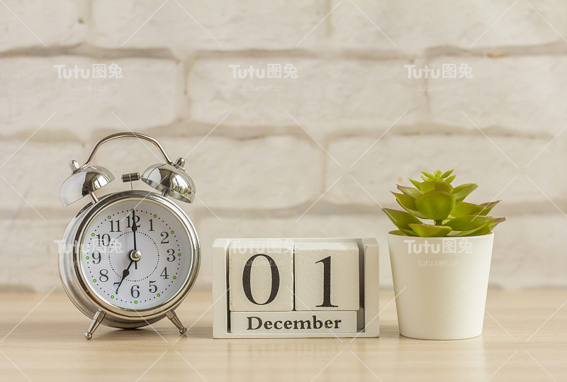 12月1日在木制日历的闹钟旁边，是冬季的第一个月的第一天。