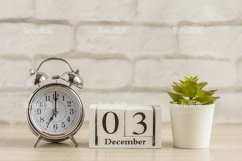 12月3日是闹钟旁边的木历，正月初一。