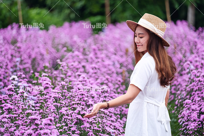 玛格丽特花圃里的一位年轻美丽的亚洲女子