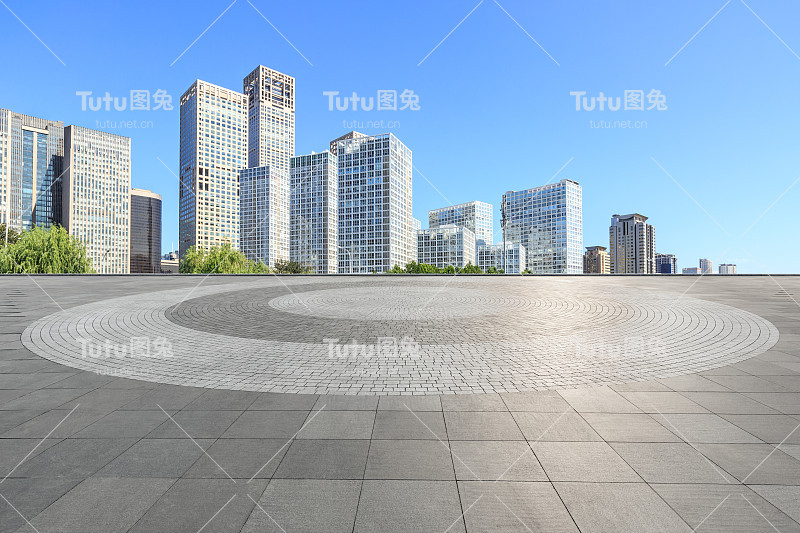 空旷的广场和北京的现代城市风景。