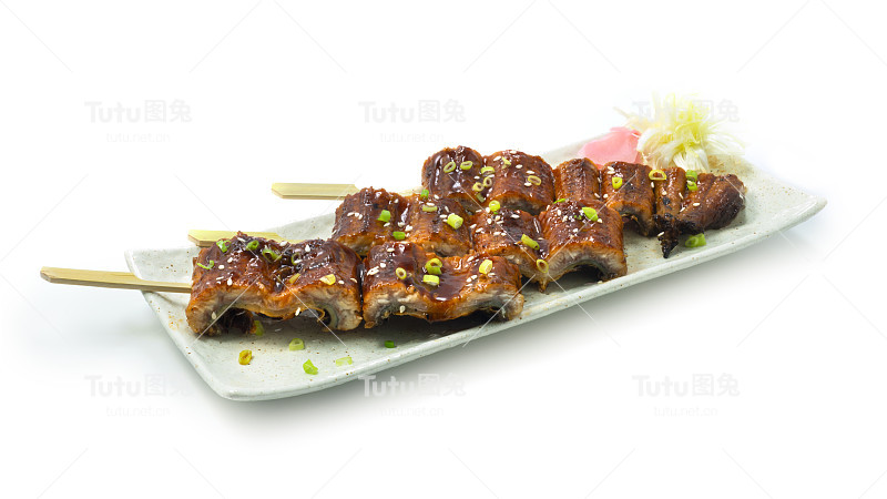 Unagi Don烤鳗鱼串美味的菜肴，腌姜雕韭菜装饰