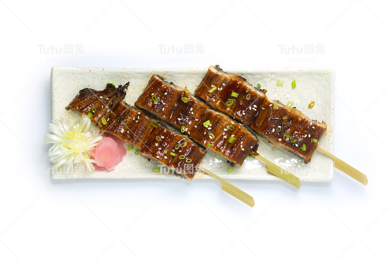Unagi Don烤鳗鱼串美味的菜肴，腌姜雕韭菜装饰