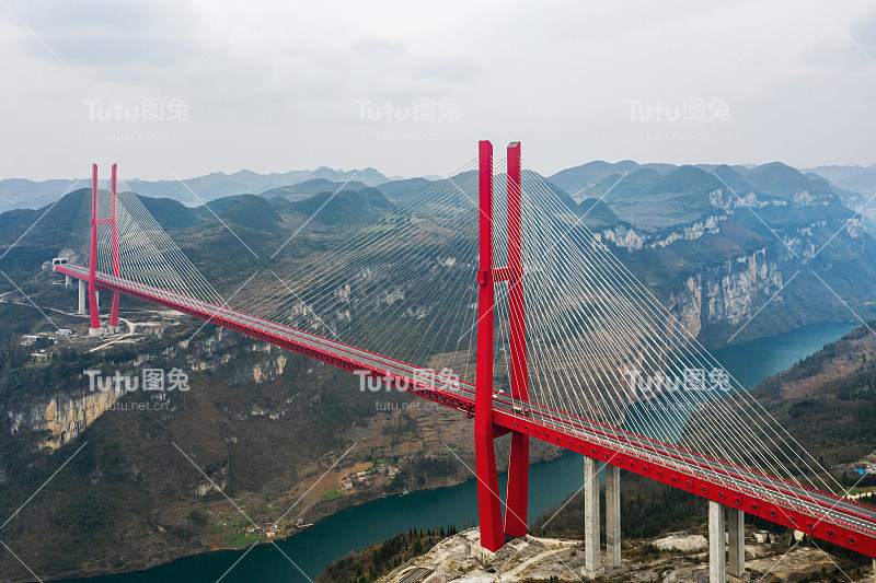 中国贵州鸭池河大桥的鸟瞰图，钢桁架和斜拉桥