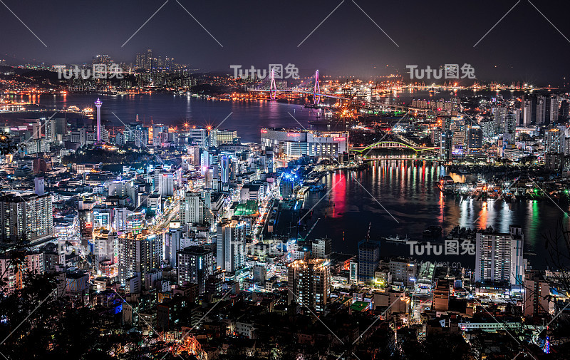 韩国釜山港夜景。