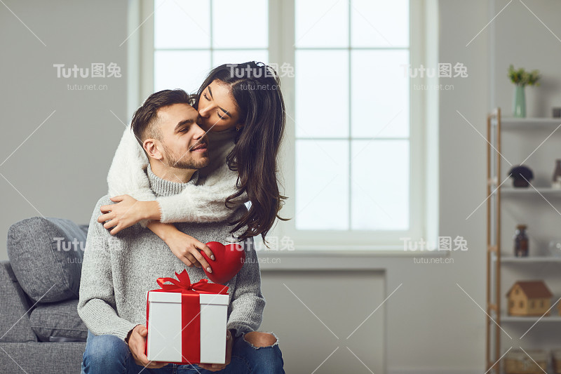 情人节。情侣们在房间里给情人节的心