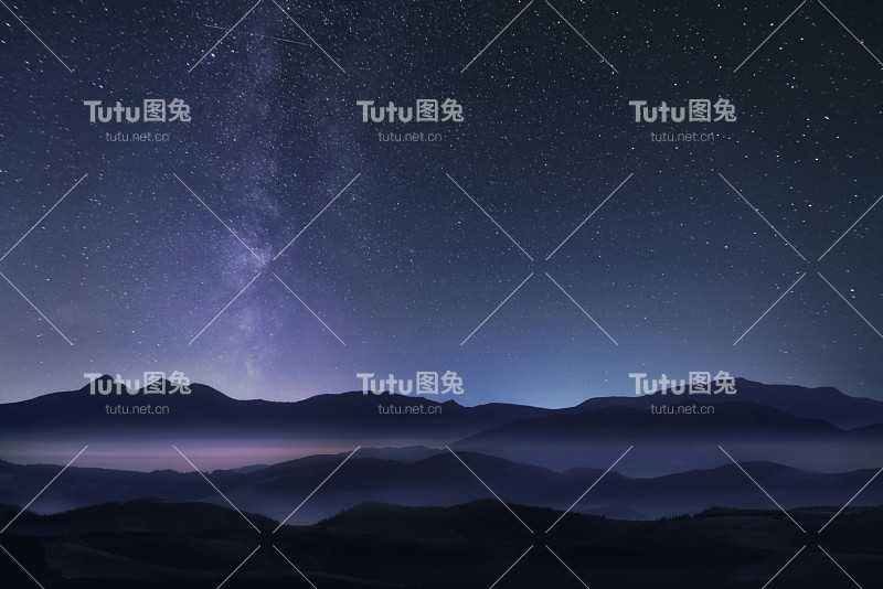 星空中的山脉和银河。