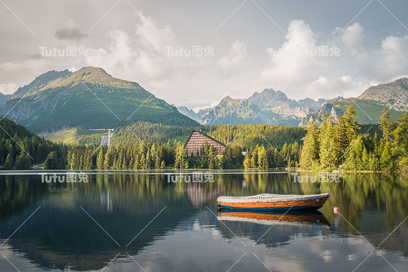 斯特布斯克·普莱索山湖，塔特拉斯高地国家公园前景中有一艘小船。斯洛伐克、欧洲。夏末的傍晚，在湖边。