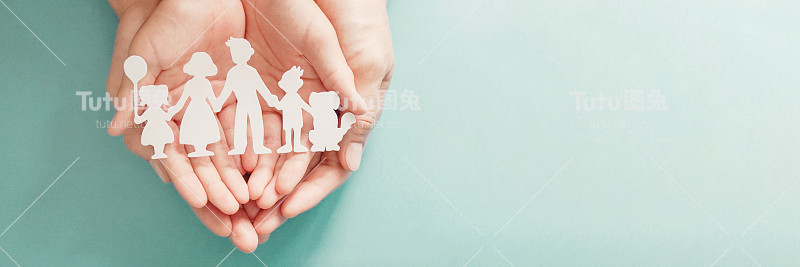 手握纸家庭剪纸，家庭之家，寄养，无家可归者支持，社会距离，世界心理健康日，自闭症支持，家庭教育，封锁概念