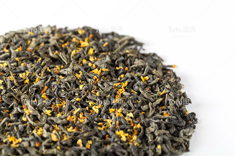 白底桂花干绿茶的纹理。中国乌龙茶微距摄影