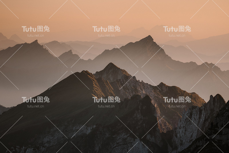 雾蒙蒙的日落和美丽的瑞士山脉剪影