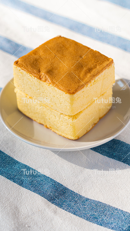 在盘子里的方形海绵蛋糕的特写，自制美味的早餐糕点