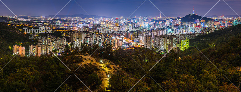 首尔的夜景山越过闪闪发光的摩天大楼，韩国城市全景