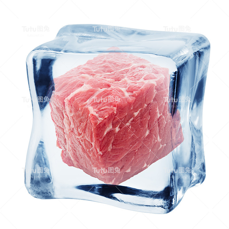 肉，冰块中的牛肉，孤立在白色背景上，剪裁路径，全景深