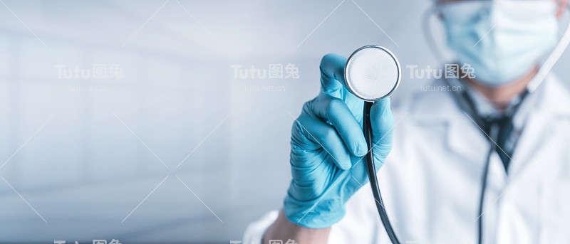 医生或科学家携带抗COVID-19的注射器和疫苗，接种疫苗和实验室实验。防范新冠病毒的概念。