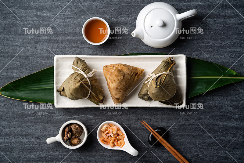 粽子粽子俯视图为端午节上方以黑色为背景。