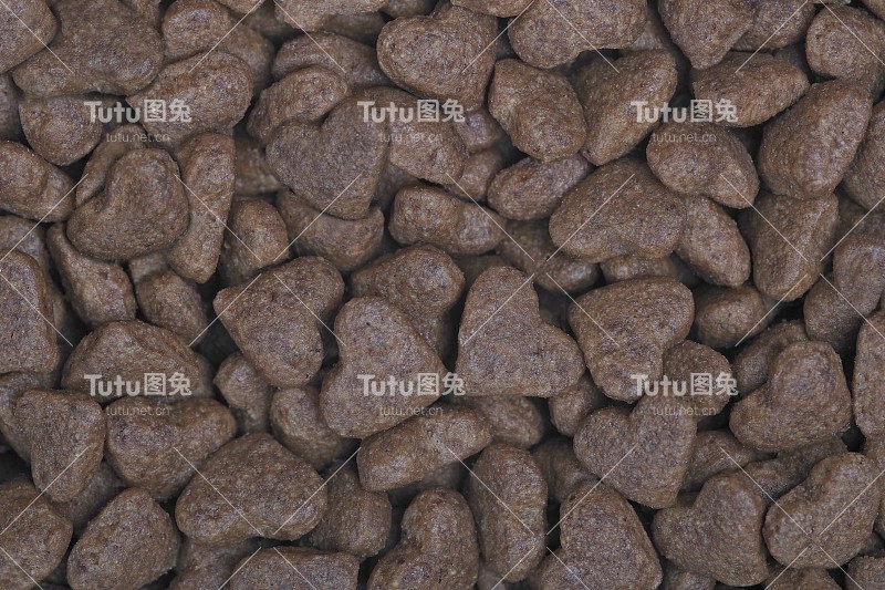 心脏形状的猫狗干粮特写。水平背景纹理。