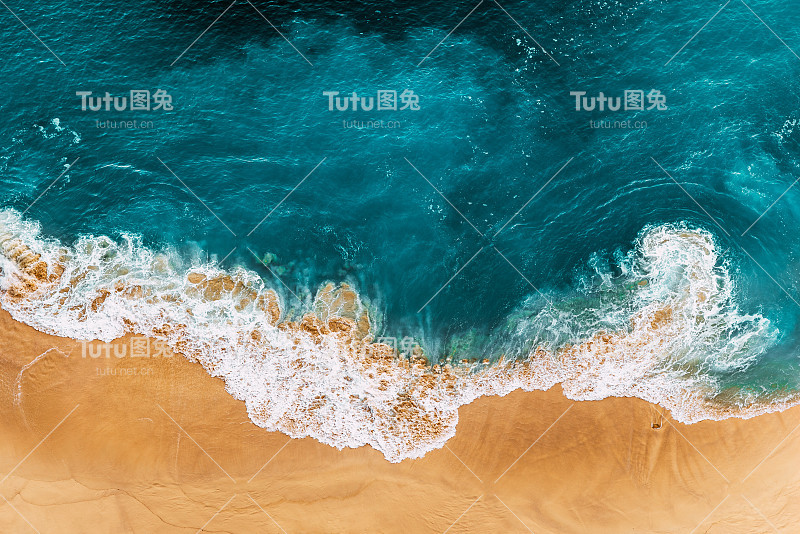 放松空中沙滩风光，暑假假期模板横幅。海浪与惊人的蓝色海洋泻湖，海岸，海岸线。完美的无人机俯视图。宁静明亮的海滩，海边