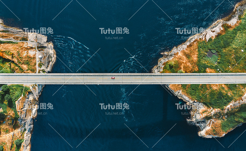 鸟瞰图Saltstraumen桥在挪威的海上公路上，从上到下连接岛屿，风景，交通基础设施，著名的地标斯堪的纳维亚风景