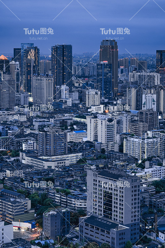 繁华的成都夜景灯展与密集的现代高楼融为一体