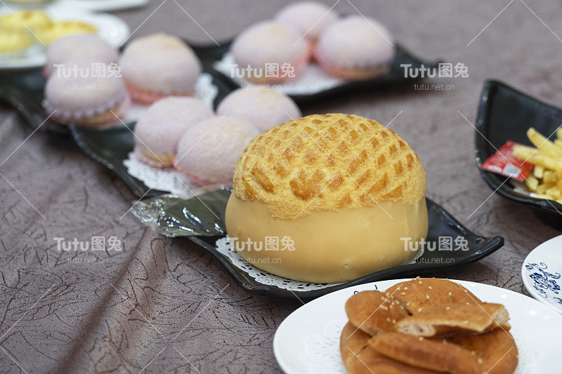 广东dum sum的特写像餐厅里的巨大菠萝包