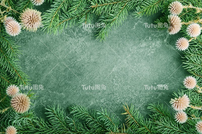 圣诞节的绿色边界在灰色的岩石背景