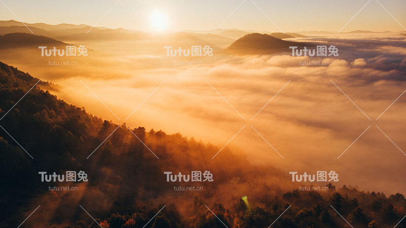 雾蒙蒙的山上美丽的日出