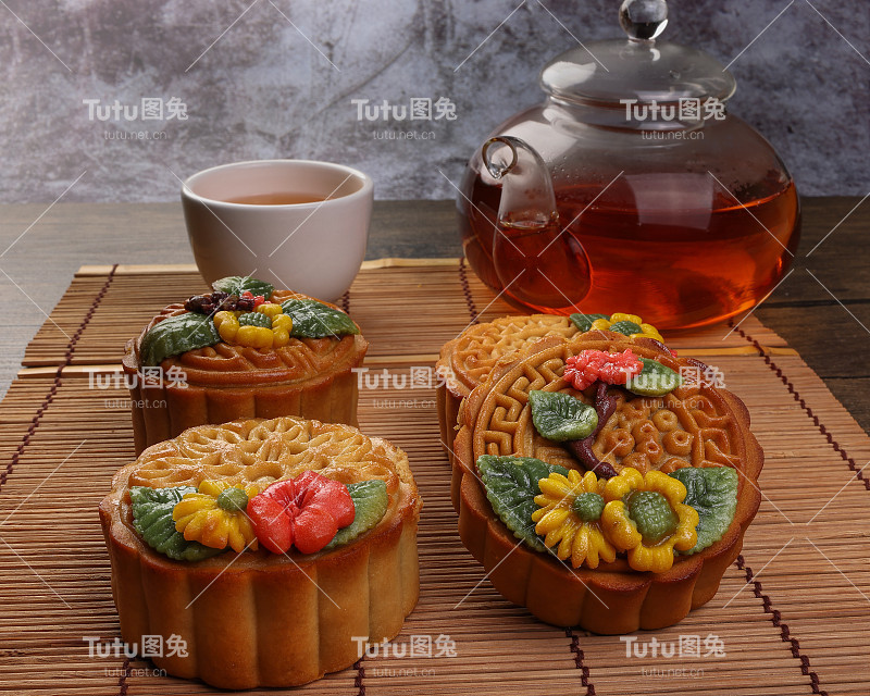 五颜六色的花装饰月饼