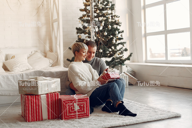 人们穿着冬天的衣服在圣诞节的气氛中